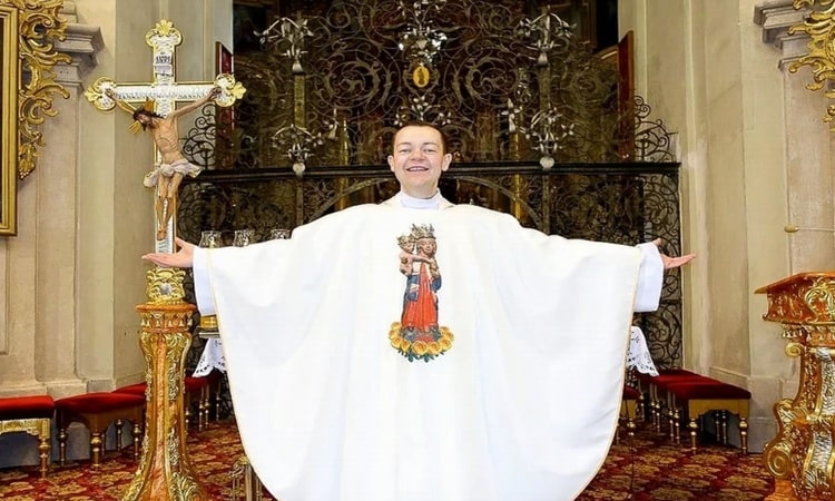 Una misa se hizo viral tras equivocación de un padre polaco que la daba