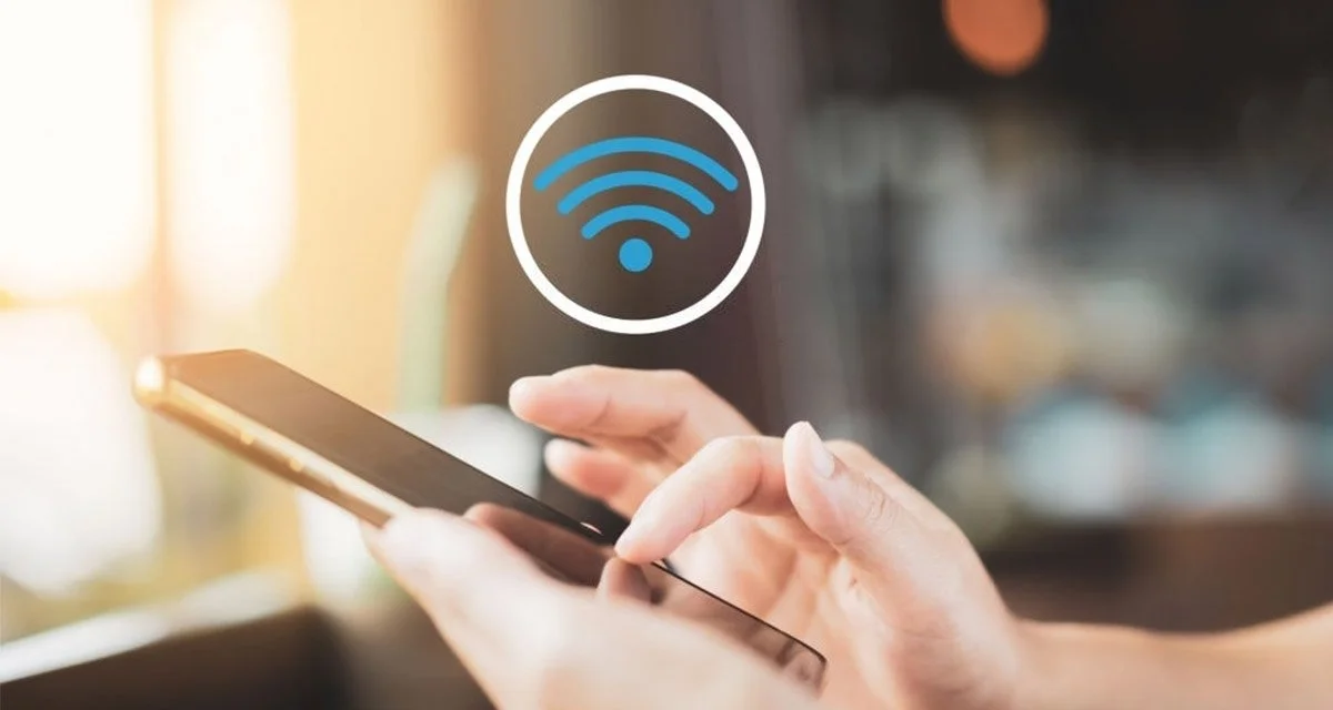 Una red Wi-Fi pública puede ser la clave para solventar tu necesidad o el portal de acceso gratis a tus datos.