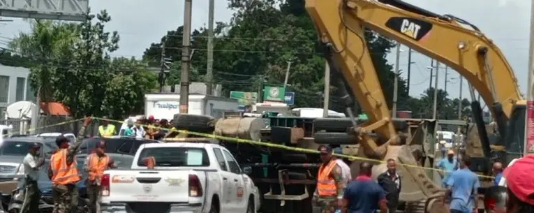 Camión con cargamento de arena, genera un accidente múltiple en la autopista Duarte