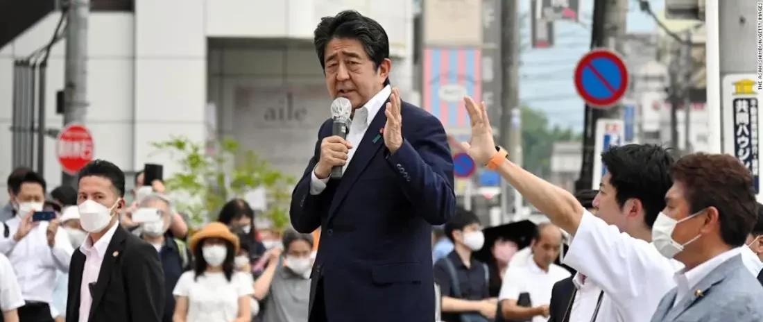Asesinado ex primer ministro de Japón mientras daba un discurso
