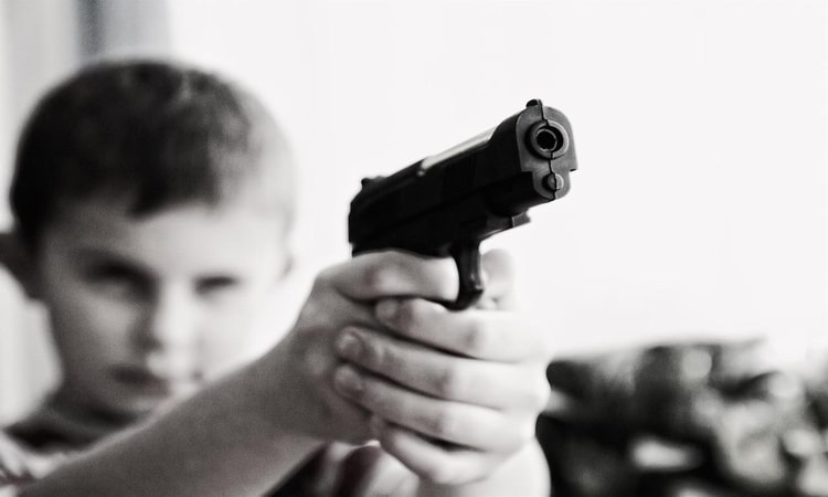 Niña de 5 años muere de un disparo por su hermano en Indiana