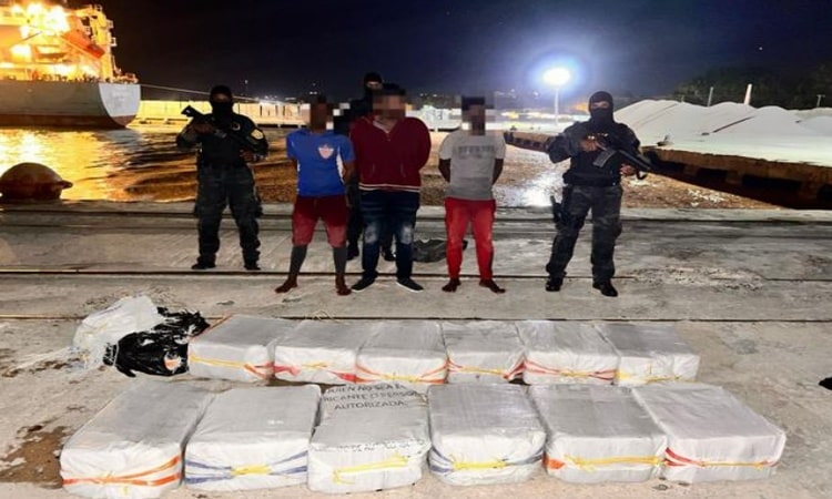 Operativo en Barahona deja 3 detenidos y una carga de 329 paquetes de cocaína incautada