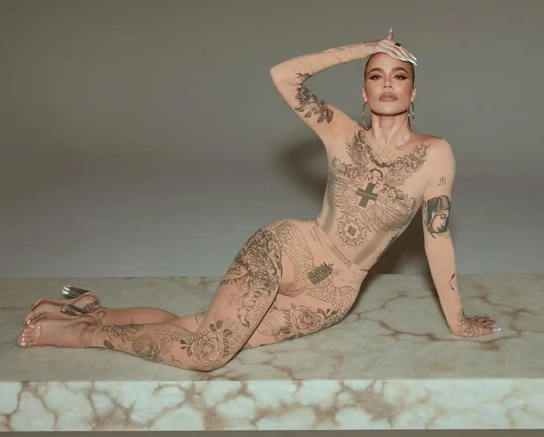 Khloé Kardashian posa desnuda con tatuajes 