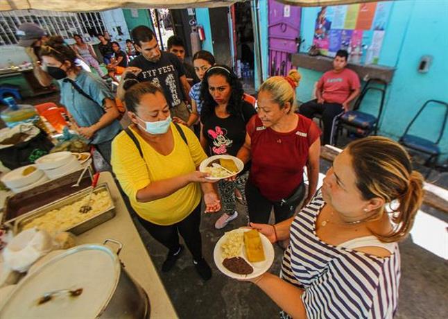 Conoce a la Mexicana que brinda «Comida Calentita» a los migrantes en México