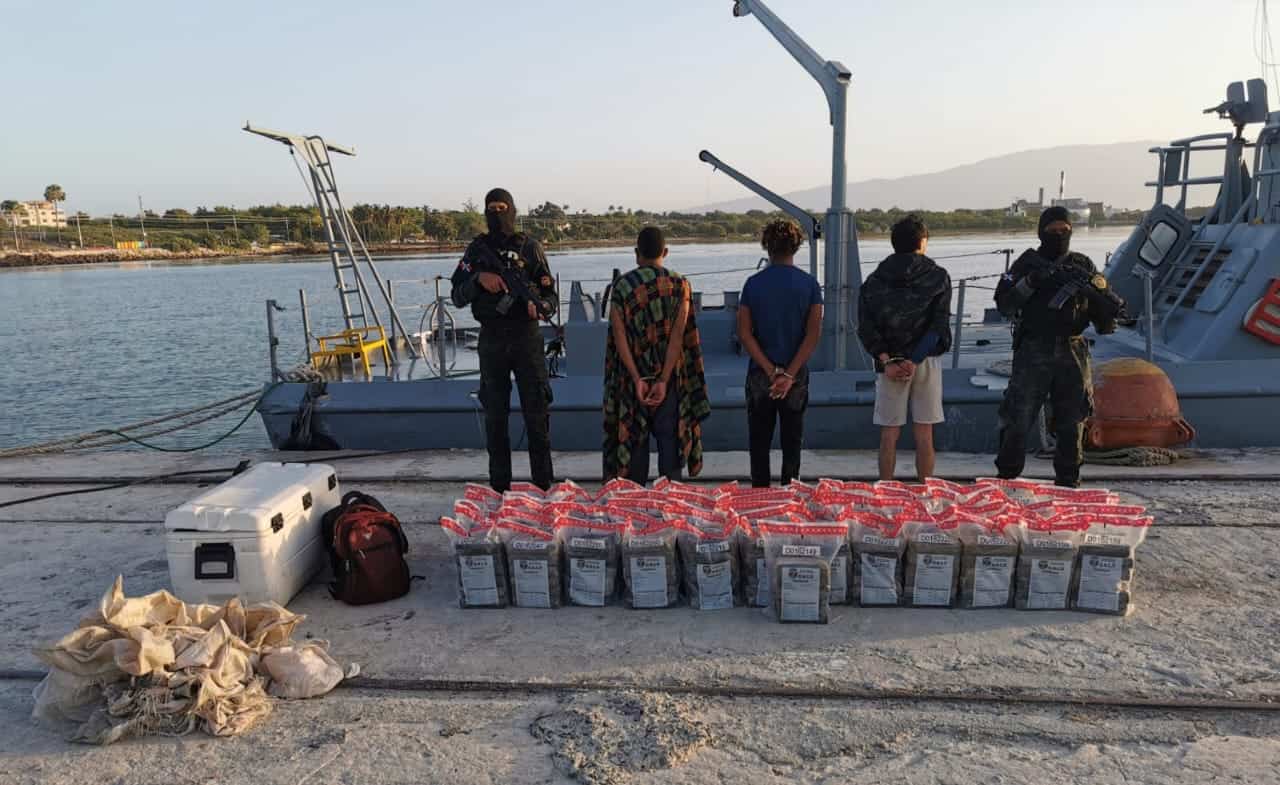 359 paquetes de droga retenidos y 3 hombres arrestados por las autoridades