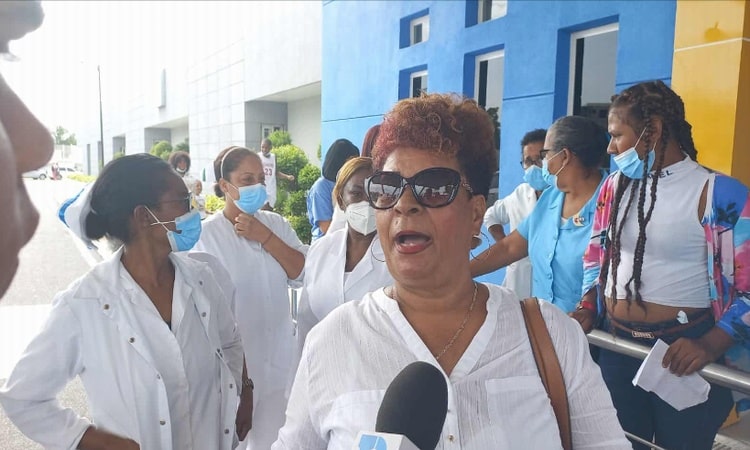 Se generan protestas por cancelaciones masivas en el Hospital Francisco Moscoso Puello