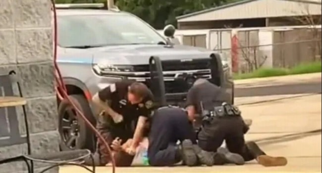 Suspenden a tres oficiales estadounidenses tras hacerse viral un video propinando una paliza