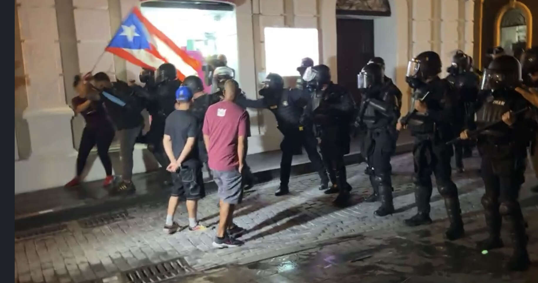 Policia de Puerto Rico dispersa a los manifestantes que protestan por las fallas en el servicio electrico