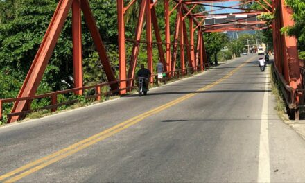 Turistas deben caminar para poder cruzar el puente Cangrejo de Puerto Plata