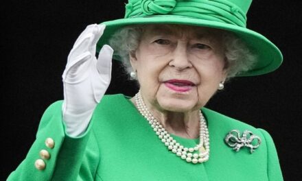 La Reina Isabel II anula su asistencia a un festival en Escocia por temas de salud