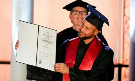 Stephen Curry recientemente se graduó en la Universidad de Davidson College