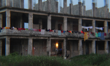 Dirección General de migración, desaloja a haitianos de una estructura escolar