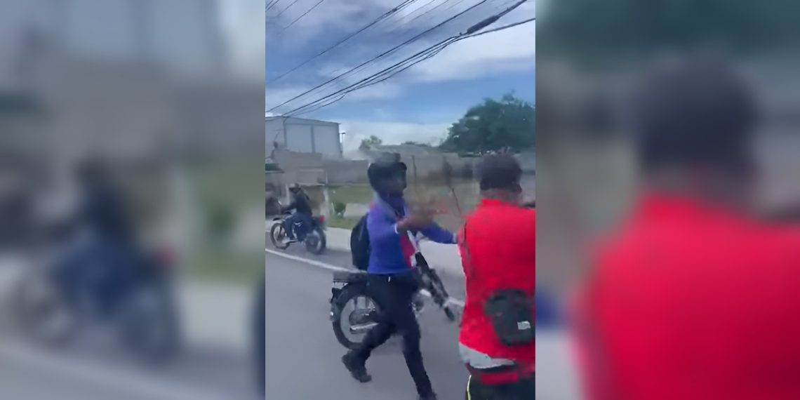 Motorista y agente de tránsito se enfrentan tras incidente vial