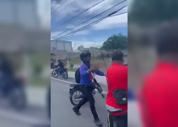 Motorista y agente de tránsito se enfrentan tras incidente vial