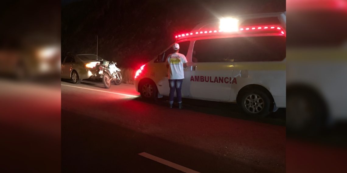 Vehículo se volcó en Serro al Medio tras incidente vial en Neyba