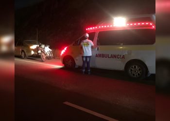 Vehículo se volcó en Serro al Medio tras incidente vial en Neyba