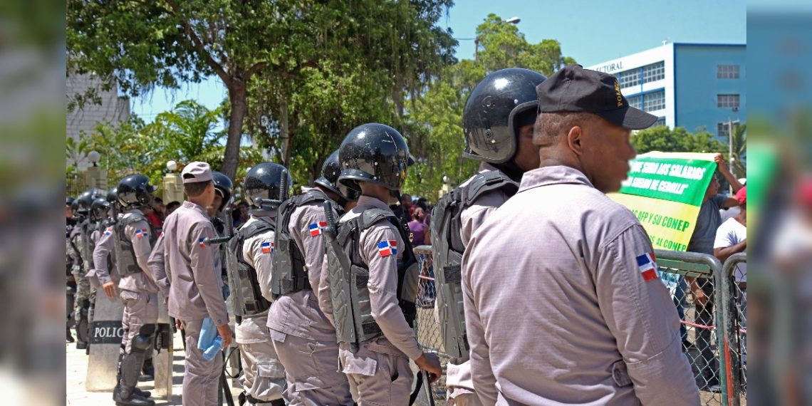 Cabo de la Policía resulta perjudicada tras incidente en vehículo en Monte Plata