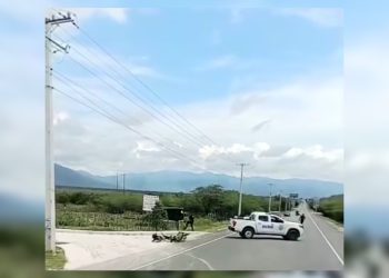 Policía le suelta indeseable a motociclista tras no detenerse en Azua