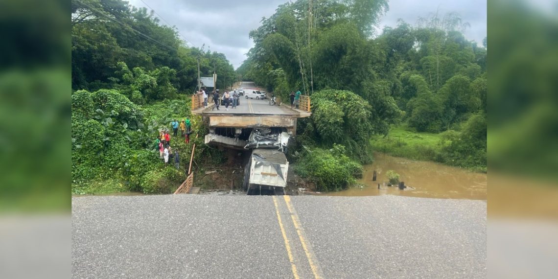 Confirman pérdida de conductor en colapso de puente Monte Plata