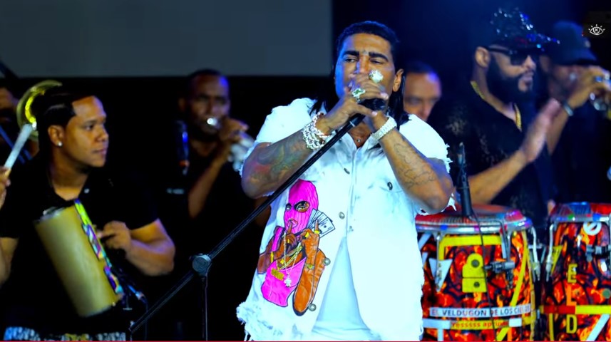 Omega en concierto íntimo en Casa de Alofeke