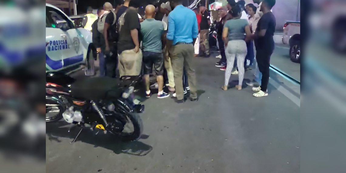 Motorista experimenta desafortunado incidente vial durante presunta persecución policial en Higüey