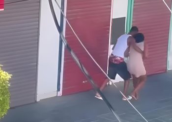 Captan joven incomodando a una mujer para caminar con él en Puerto Plata