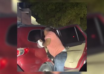 Hombre intenta retirar a mujer de camioneta tras incidente