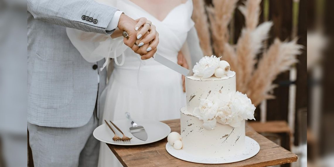 Hombre sustrae bizcocho de boda, pero todo cambió cuando descubrió de qué era
