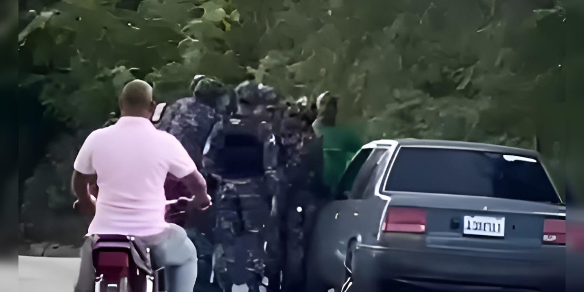 Joven resulta afectado en Villa González tras incidente con policías