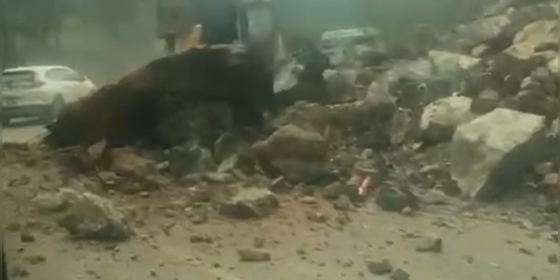 Trabajan para restablecer tránsito tras deslizamiento en carretera de Jarabacoa