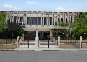 Arrestan alguacil vinculado a pérdida de testigo frente al Palacio de Justicia de SFM