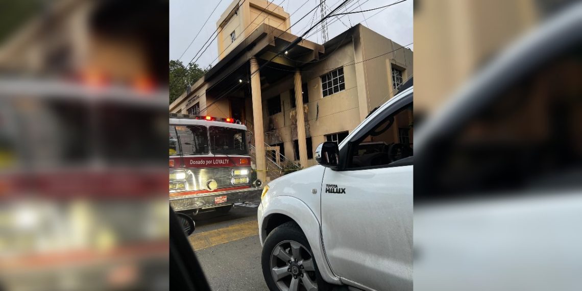 Gran Detonación Afecta Estructuras Policiales y Deja Funcionario Perjudicado