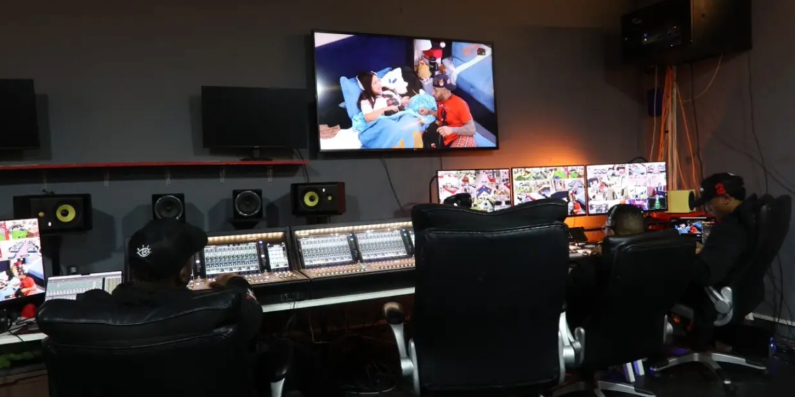 El detrás de cámaras: así es el arduo trabajo que impulsa La Casa de Alofoke 2