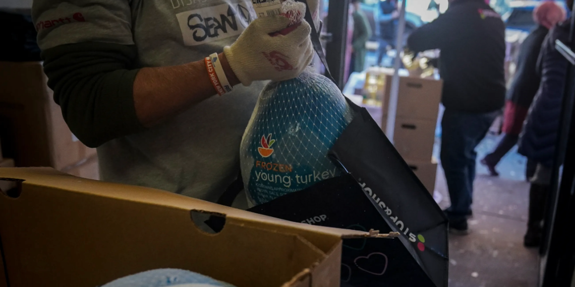 Dominicana experimenta incidente inesperado al recoger pavo en Manhattan