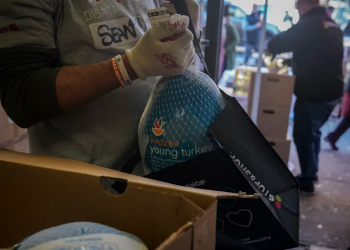 Dominicana experimenta incidente inesperado al recoger pavo en Manhattan