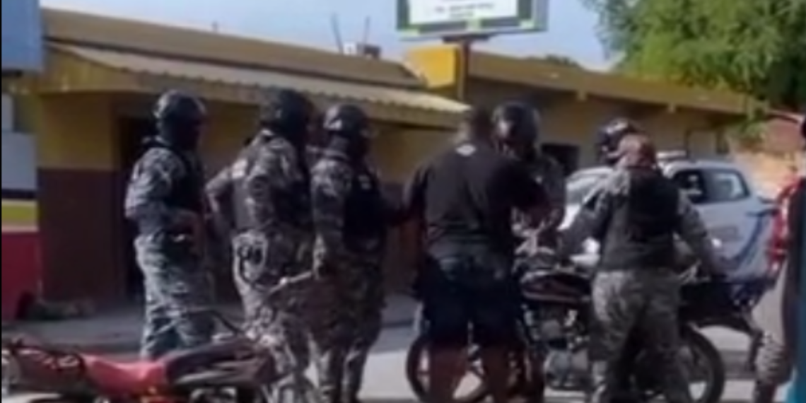 Altercado entre ciudadano y agentes policiales en Pedernales