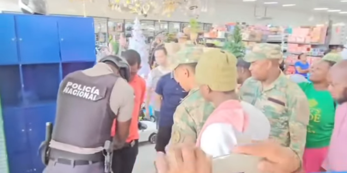 Hombre presuntamente sorprendido sustrayendo artículos en comercio de Dajabón