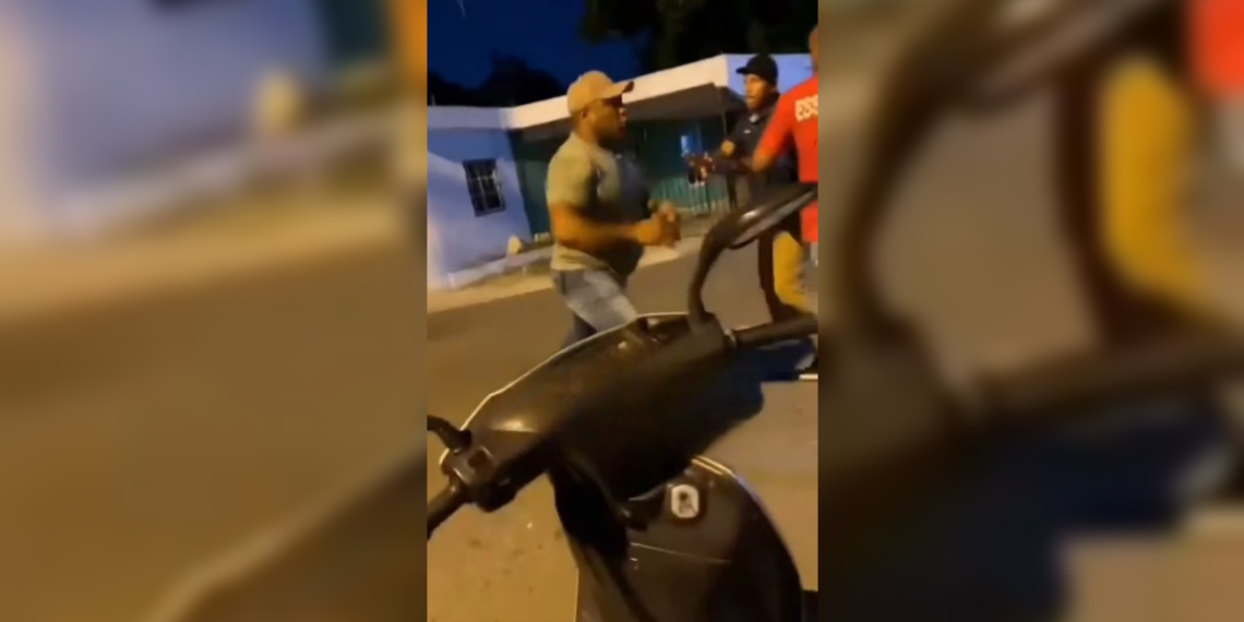 Tensión tras incidente vial con objeto de fuego presente