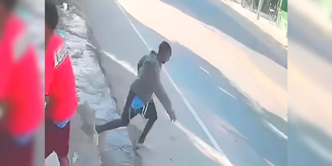 Joven evita incidente vial al cruzar una vía sin mirar