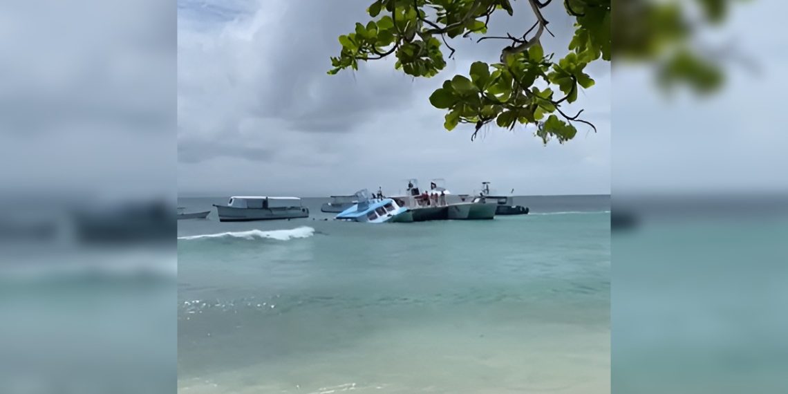 Embarcación turística se hunde en la Bahía de Samaná