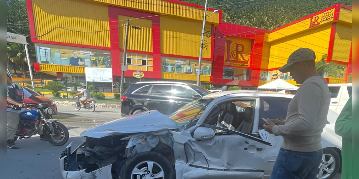 Siniestro vial en cruce de Las Terrenas deja conductor perjudicado