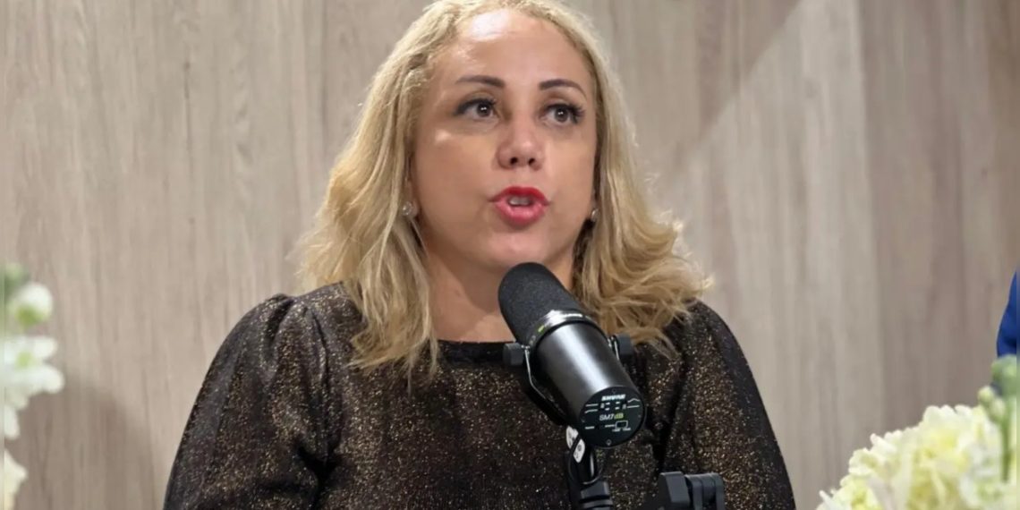 Claudia Pérez advierte a Alofoke sobre relaciones con políticos