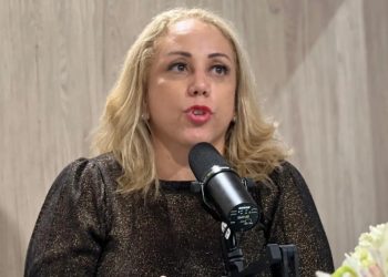 Claudia Pérez advierte a Alofoke sobre relaciones con políticos