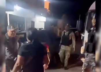 Mujer confronta a autoridades policiales en incidente registrado en video