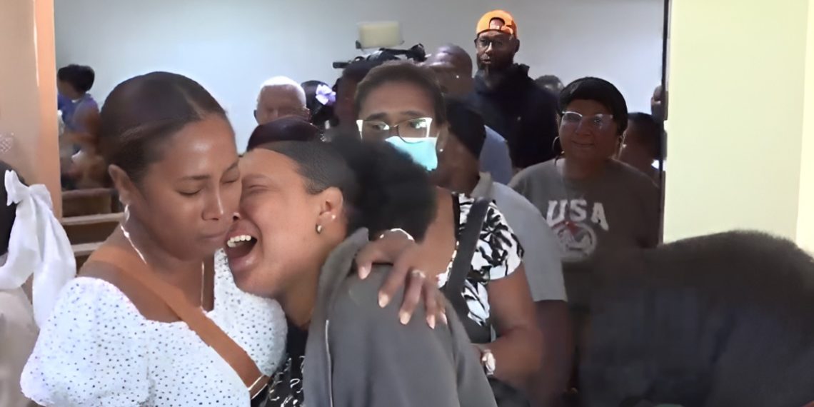 Familiares y vecinos lamentan pérdida de madre e hijo en Villa Mella