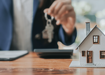 Supuesto gestor inmobiliario no entrega apartamento y retiene dinero