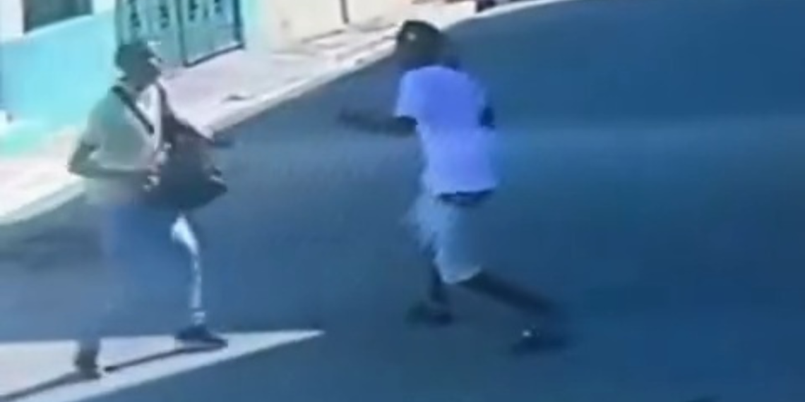 Dos individuos interceptan a hombre en Villa Verde captado por cámara