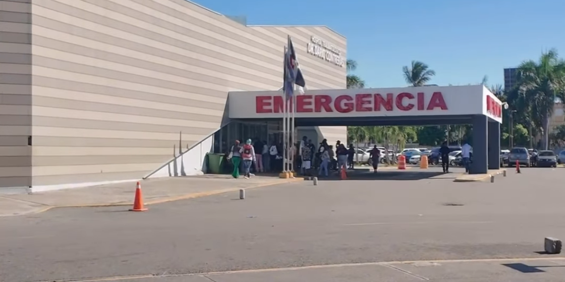 Situación tensa en Hospital Darío Contreras por intervención policial