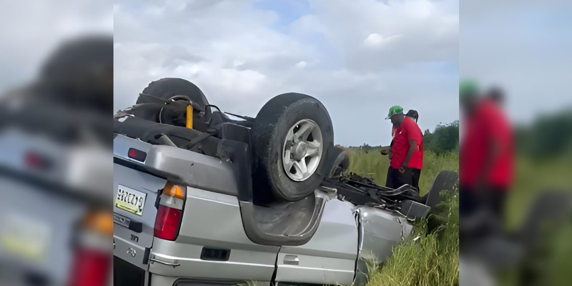 Conductor y empleados experimentan incidente vial en Baní