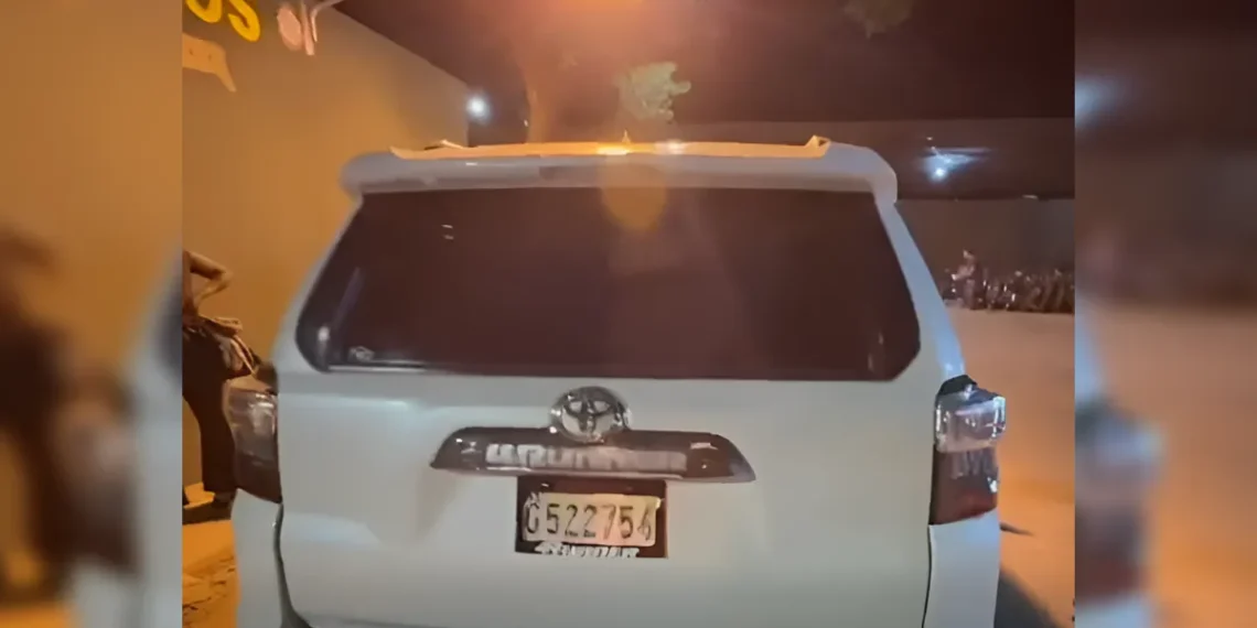 ERD retiene vehículo con ciudadanos extranjeros en Ámina